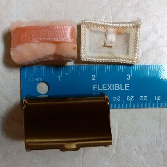 Vintage oblong shaped gold tone compact with puff and powder screen - Picture 5 of 12